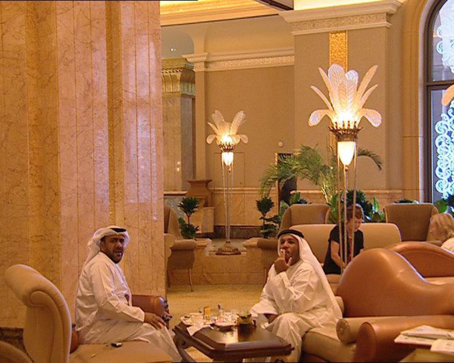 Das Emirates Palace in Abu Dhabi ist das teuerste Hotel der Welt. "24-Stunden"-Autor Wolfgang Stoltz hat eine Woche lang das Leben im Emirates Palac... - Bildquelle: Sat.1