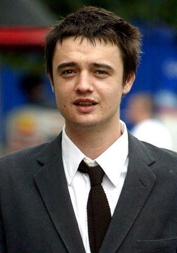 Der britische Rockmusiker Pete Doherty war ja noch nie ein Kind von Traurigk... - Bildquelle: dpa: Andrew Parsons
