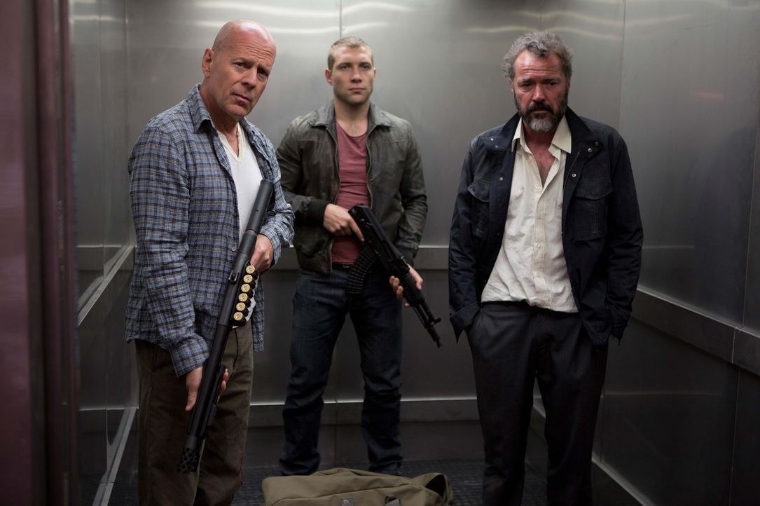 Gemeinsam versuchen John McClane (Bruce Willis, l.) und sein Sohn Jack (Jai Courtney, M.), den Russen Komarov (Sebastian Koch, r.) zu retten, der sc... - Bildquelle: 2013 Twentieth Century Fox Film Corporation. All rights reserved.