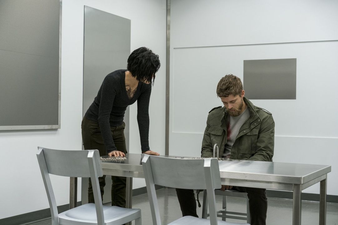 Ahnt nicht, dass Jane (Jaimie Alexander, l.) sein Gedächtnis gelöscht hat: Roman (Luke Mitchell, r.) ... - Bildquelle: Warner Brothers