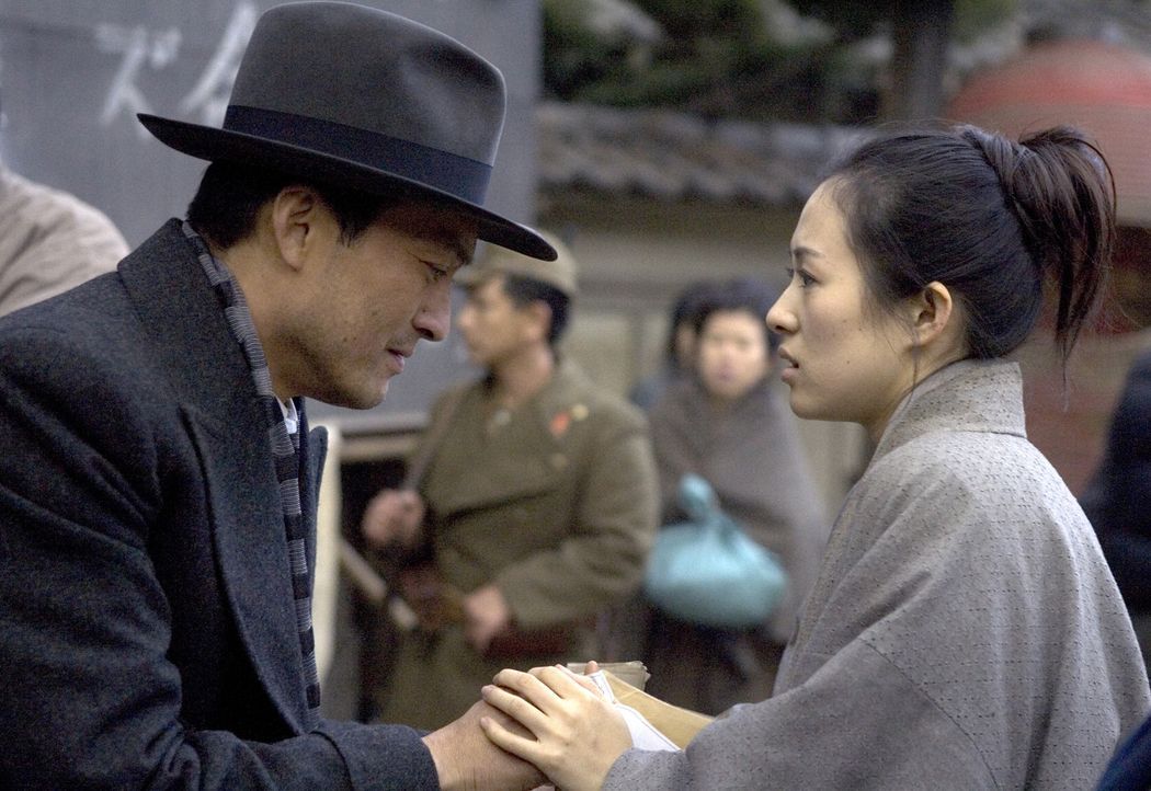 Als der Krieg ausbricht, fleht der Direktor (Ken Watanabe, l.) Sayuri Nitta (Ziyi Zhang, r.) an, seine Hilfe anzunehmen. Doch die junge Geisha will... - Bildquelle: 2005 Sony Pictures Television International.