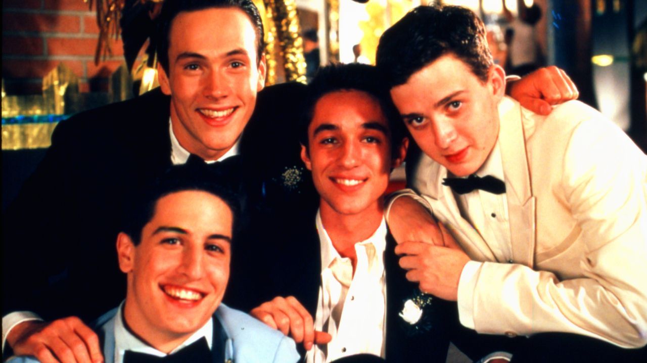 (v.l.n.r.) Jim Levenstein (Jason Biggs); Chris 'Oz' Ostreicher (Chris Klein); Kevin Myers (Thomas Ian Nicholas); Paul Finch (Eddie Kaye Thomas) - Bildquelle: 1999 Universal Studios All Rights Reserved.