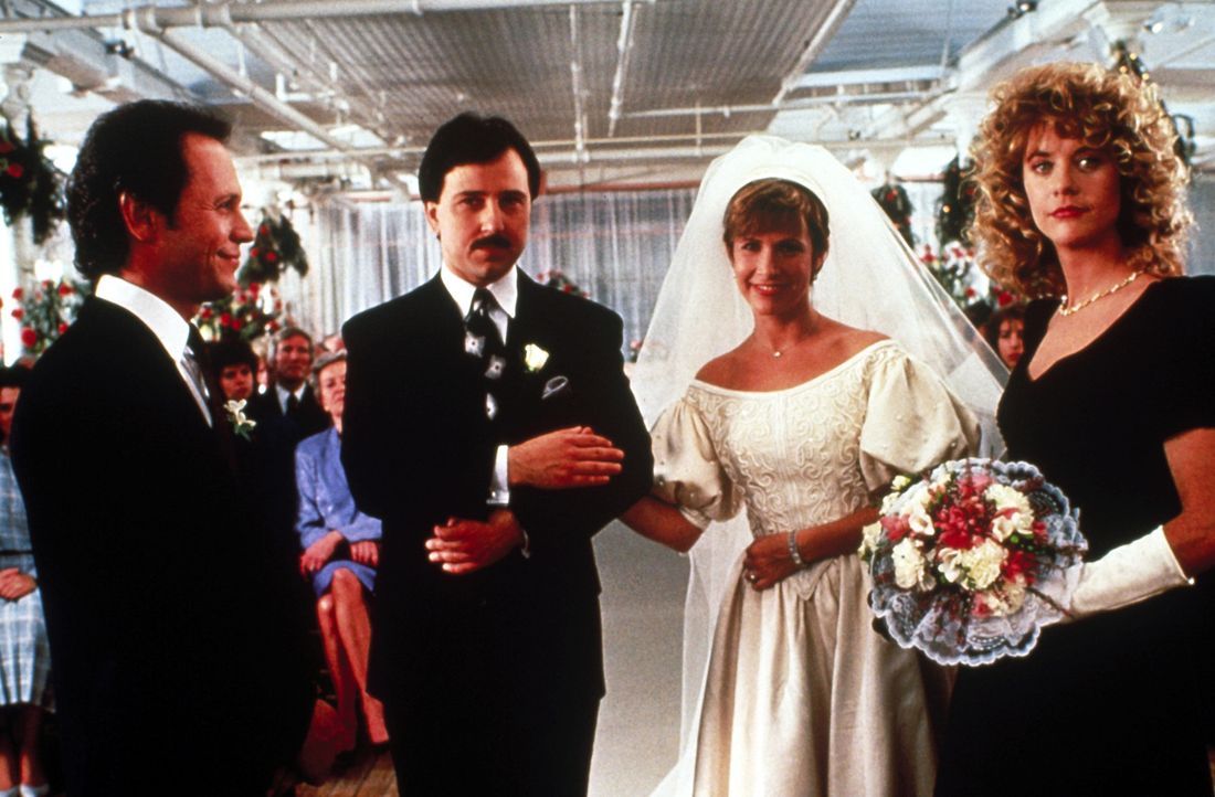 Harry (Billy Crystal, l.) und Sally (Meg Ryan, r.) sind bei der Hochzeit ihrer Freunde Jess (Bruno Kirby, Mitte l.) und Marie (Carrie Fisher, Mitte... - Bildquelle: Castle Rock Entertainment