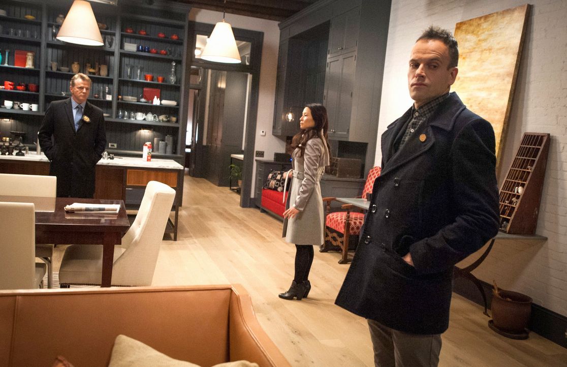 Obwohl Holmes (Jonny Lee Miller, r.), Watson (Lucy Liu, M.) und Captain Gregson (Aidan Quinn, l.) sicher sind, dass Del Gruner der Gesuchte ist, wei... - Bildquelle: CBS Television