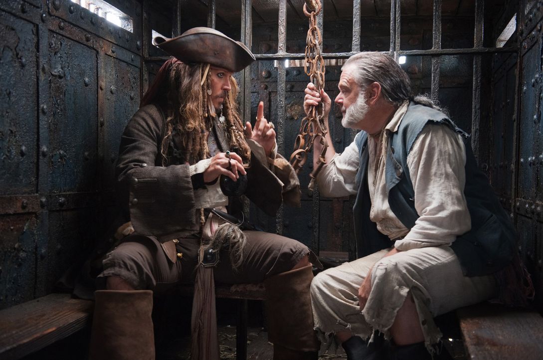 In London gelingt es Jack Sparrow (Johnny Depp, l.), Gibbs (Kevin McNally, r.) aus dem Gefängnis zu befreien, weil er den Kutscher der Gefängniskuts... - Bildquelle: Peter Mountain WALT DISNEY PICTURES/JERRY BRUCKHEIMER FILMS.  All rights reserved