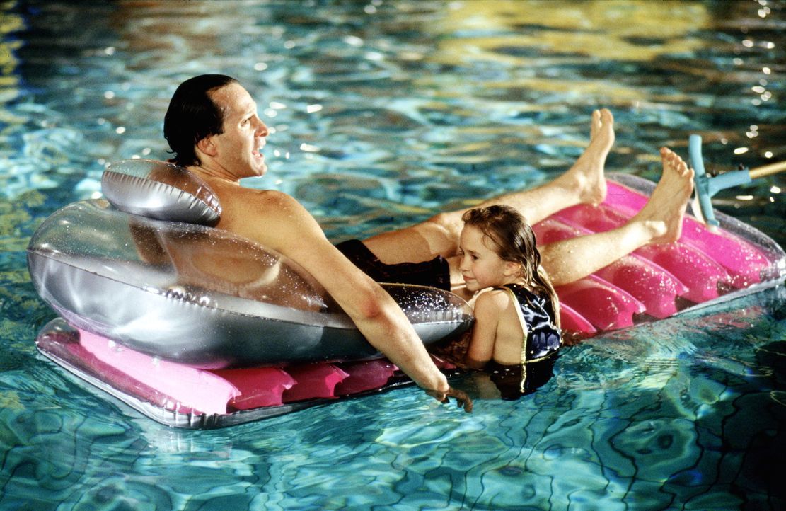 Der alleinerziehende Vater Roger (Steve Guttenberg, l.) hat viel zu wenig Zeit für seine Tochter Alyssa (Ashley Olsen, r.). Deshalb beschließt er,... - Bildquelle: Warner Bros.