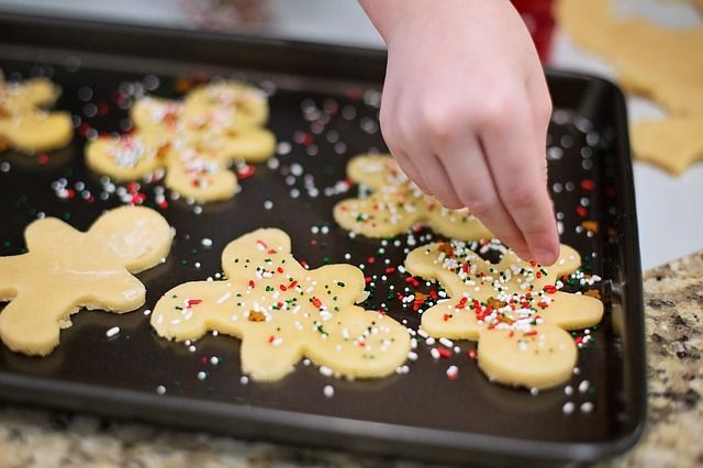 In der WeihnachtsbäckereiSchnell den Ofen auf 200 Grad Umluft stellen, jetzt...