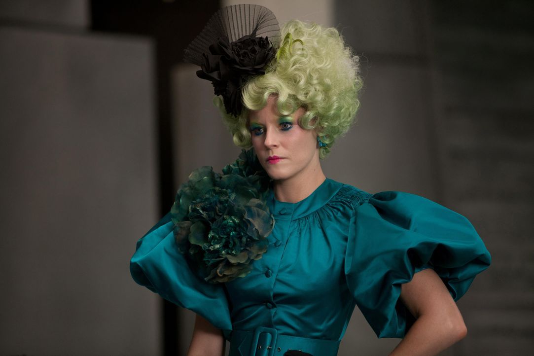 Katniss' und Peetas Betreuerin ist Effie Trinket (Elizabth Banks). Sie trägt immer eine Perücke in einer knalligen Farbe und dazu passendes Makeup .... - Bildquelle: Studiocanal GmbH