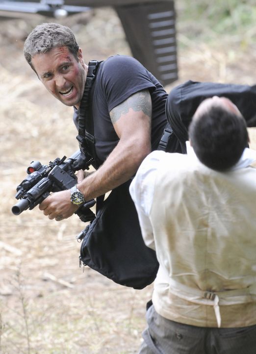 Als die japanische Yakuza ihnen dicht auf den Fersen ist und beide tot sehen will, müssen Steve (Alex O'Loughlin, l.) und sein Erzfeind Wo Fat (Mar... - Bildquelle: TM &   CBS Studios Inc. All Rights Reserved.