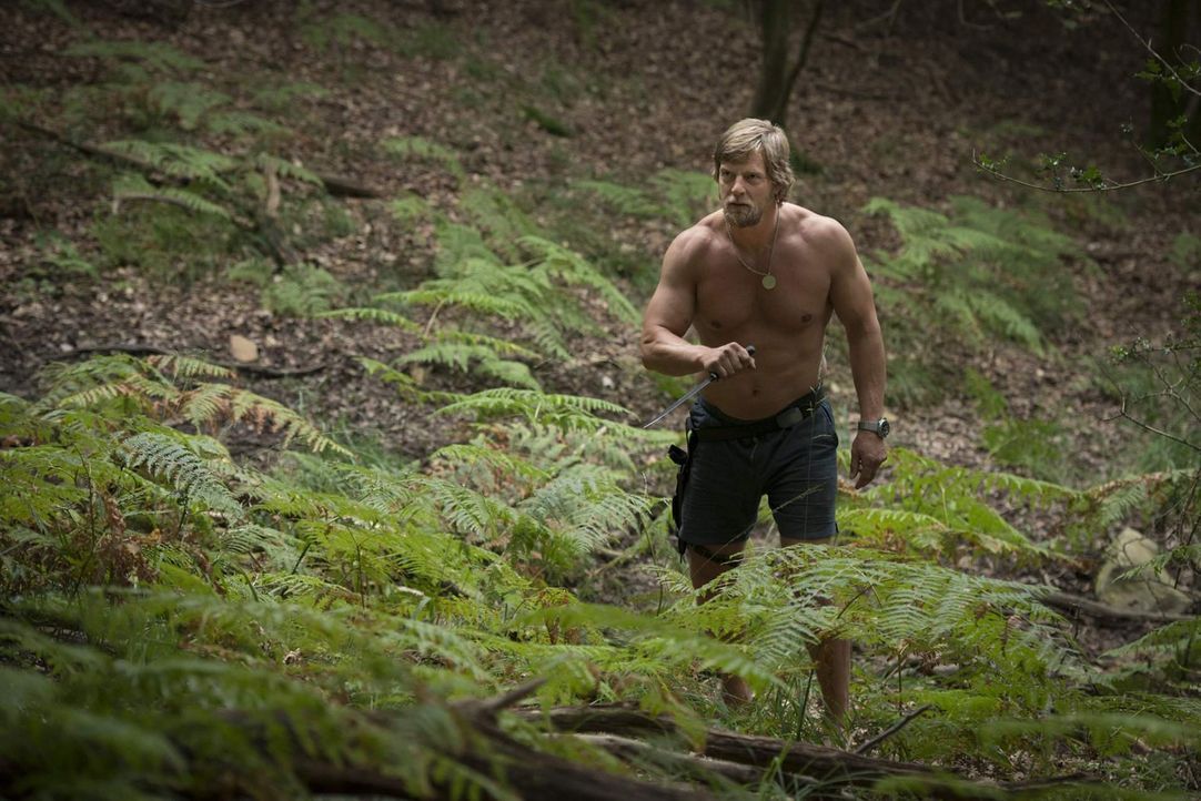 Mick Brisgau (Henning Baum) hält sich seit Monaten im Wald versteckt - nur seine Vertraute, die Uschi, weiß, wo er ist - und verrät schließlich... - Bildquelle: Martin Rottenkolber SAT. 1