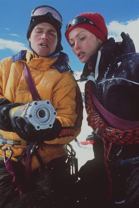 Um die Gletscherspalte wegsprengen zu können, nehmen Peter (Chris O'Donnell, l.) und Monique (Izabella Scorupco, r.) hochexplosives Nitroglyzerin m... - Bildquelle: Columbia Pictures