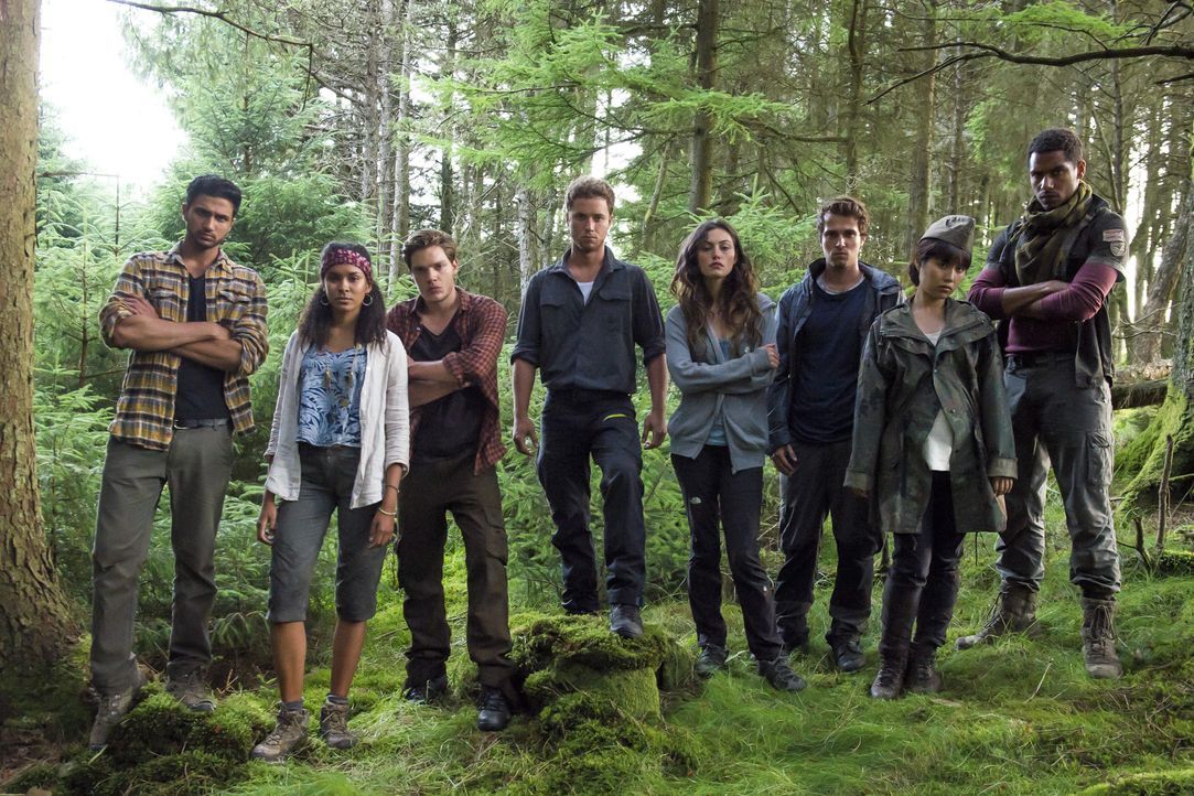 Die Rich-Kids (v.l.n.r.) Fayed (Umar Malik), Paloma (Thalissa Teixeira), James (Dominic Sherwood), Kyle (Jeremy Sumpter), Amy (Phoebe Tonkin), James... - Bildquelle: Chris Raphael SquareOne / Universum / Chris Raphael