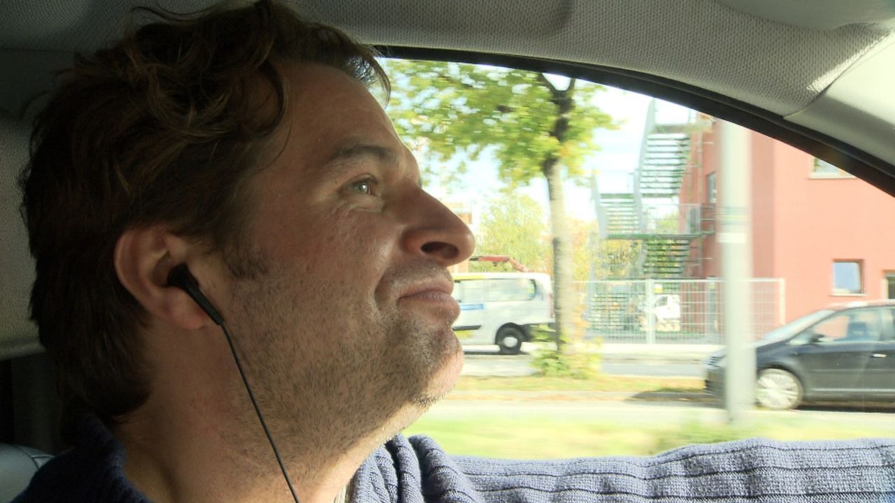 Zwei Kinder, ein neues Einfamilienhaus und nur ein Einkommen. Der 36-jährige Taxifahrer Jan hat einen Haufen Schulden. Weil er Tag und Nacht schuft... - Bildquelle: SAT.1