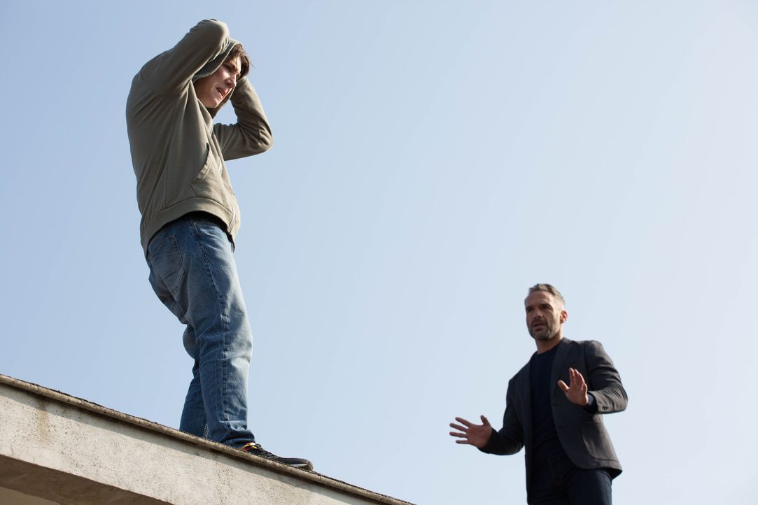 Kann Rocher (Philippe Bas, r.) verhindern, dass sich der 14-jährige Eliott (Théo Bertrand, l.) vom Dach einer Schule stürzt? - Bildquelle: Eloïse Legay 2016 BEAUBOURG AUDIOVISUEL
