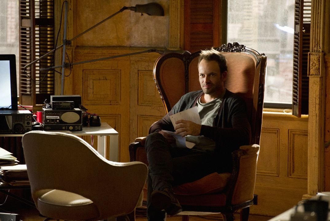 Versucht, einen neuen Fall zu lösen: Sherlock Holmes (Jonny Lee Miller) ... - Bildquelle: CBS Television