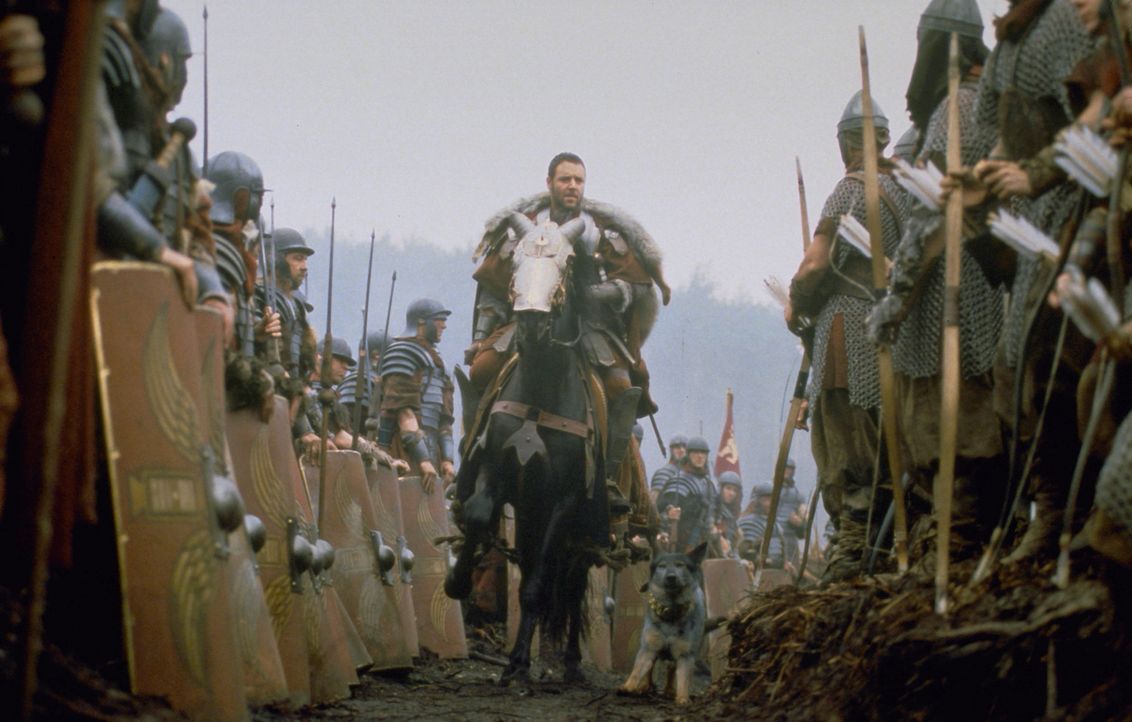Zur Blütezeit des römischen Reiches sehnt sich General Maximus (Russell Crowe, M.) nach einer weiteren gewonnen Schlacht, nur um endlich zu Frau und... - Bildquelle: Universal Pictures
