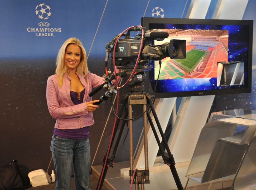 Andrea Kaiser moderiert die Übertragung der UEFA Europa League aus dem neuen mobilen ran-Studio ... - Bildquelle: SAT.1