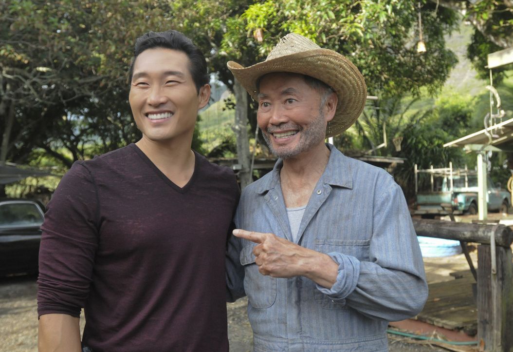 Um einen neuen Fall zu lösen, sucht Chin (Daniel Dae Kim, l.) Hilfe bei seinem Onkel Choi (George Takei, r.) ... - Bildquelle: 2012 CBS Broadcasting, Inc. All Rights Reserved.