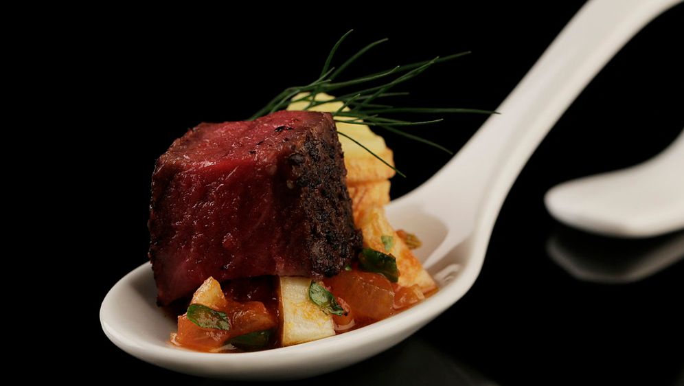 Roastbeef Gefullte Kartoffelrollchen Und Tomate Fenchel Salsa
