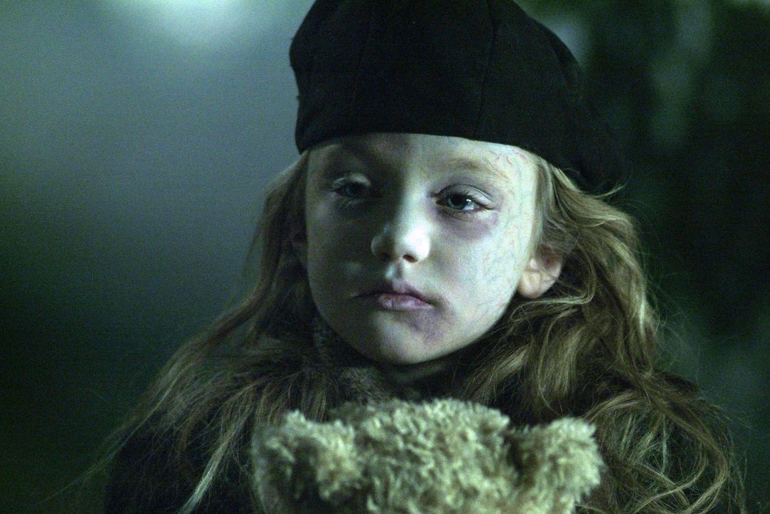 Eines Tages freundet sich die Untote Mary (Helia Grekova) mit der kleinen Emma an ... - Bildquelle: Nu Image Films