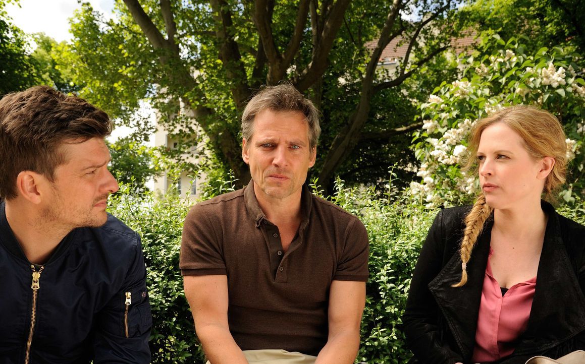 Simon Bobek's (René Steinke, M.) Ex-Frau Tina wurde mit einer Mistgabel erstochen. Fritz (Matthi Faust, l.) und Josephine (Diana Amft, r.) beginnen... - Bildquelle: Hardy Spitz SAT.1
