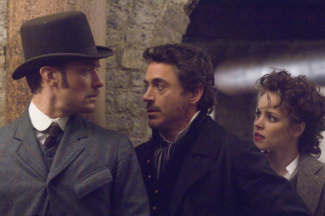 Ein neues Rätsel tut sich für Sherlock Holmes (Robert Downey Jr., M.) und seinen Gehilfen Watson (Jude Law, l.) auf, in dem der Meisterdetektiv auf... - Bildquelle: Warner Brothers