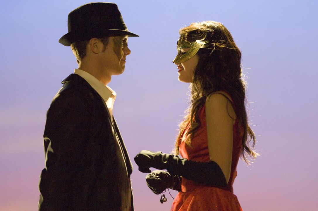 Als Joey (Drew Seeley, l.) auf dem Maskenball Mary (Selena Gomez, r.) erblickt, ist es um ihn geschehen. Als die Uhr Mitternacht schlägt, ist das m... - Bildquelle: Warner Brothers