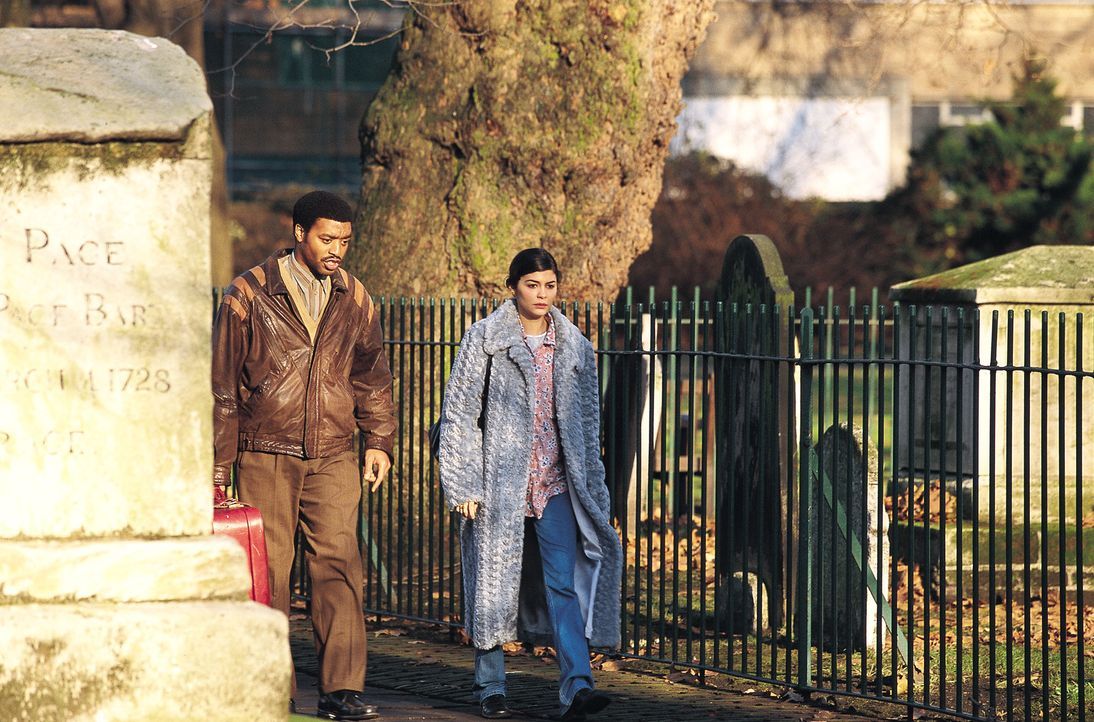 Der nigerianische Arzt Okwe (Chjwetel Ejiofor, l.) und die Türkin Senay (Audrey Tautou, r.) arbeiten ohne Arbeitserlaubnis in einem kleinen Hotel in... - Bildquelle: Laurie Sparham Miramax Films. All Rights Reserved.