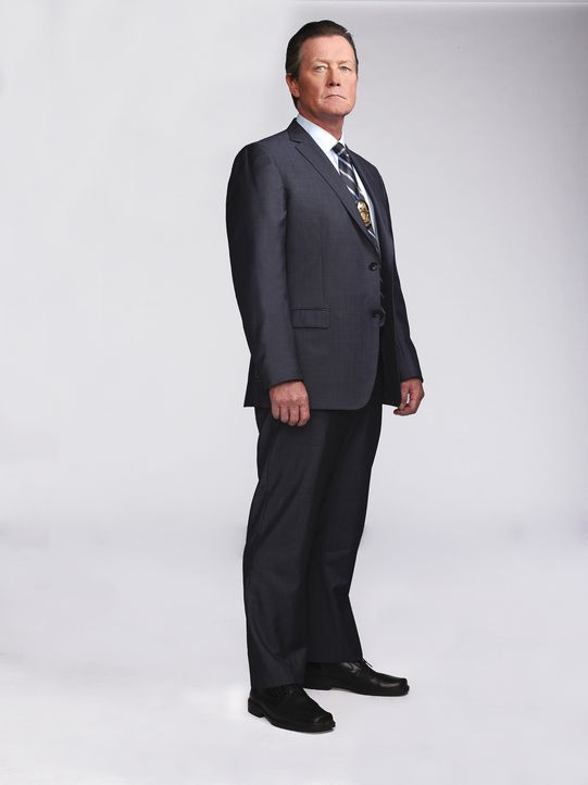 (1. Staffel) - Der nicht zu Späßen aufgelegte Bundesagent Cabe Gallo (Robert Patrick), der aus einfachen Verhältnissen stammt, arbeitet eng mit den... - Bildquelle: Nino Muñoz 2014 CBS Broadcasting, Inc. All Rights Reserved