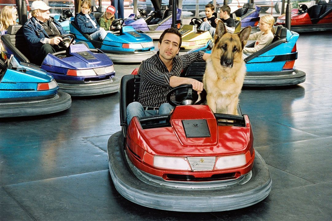 Ein bisschen Spaß muss sein: Rex und Marc (Alexander Pschill) amüsieren sich im Wiener Prater. - Bildquelle: Sat.1
