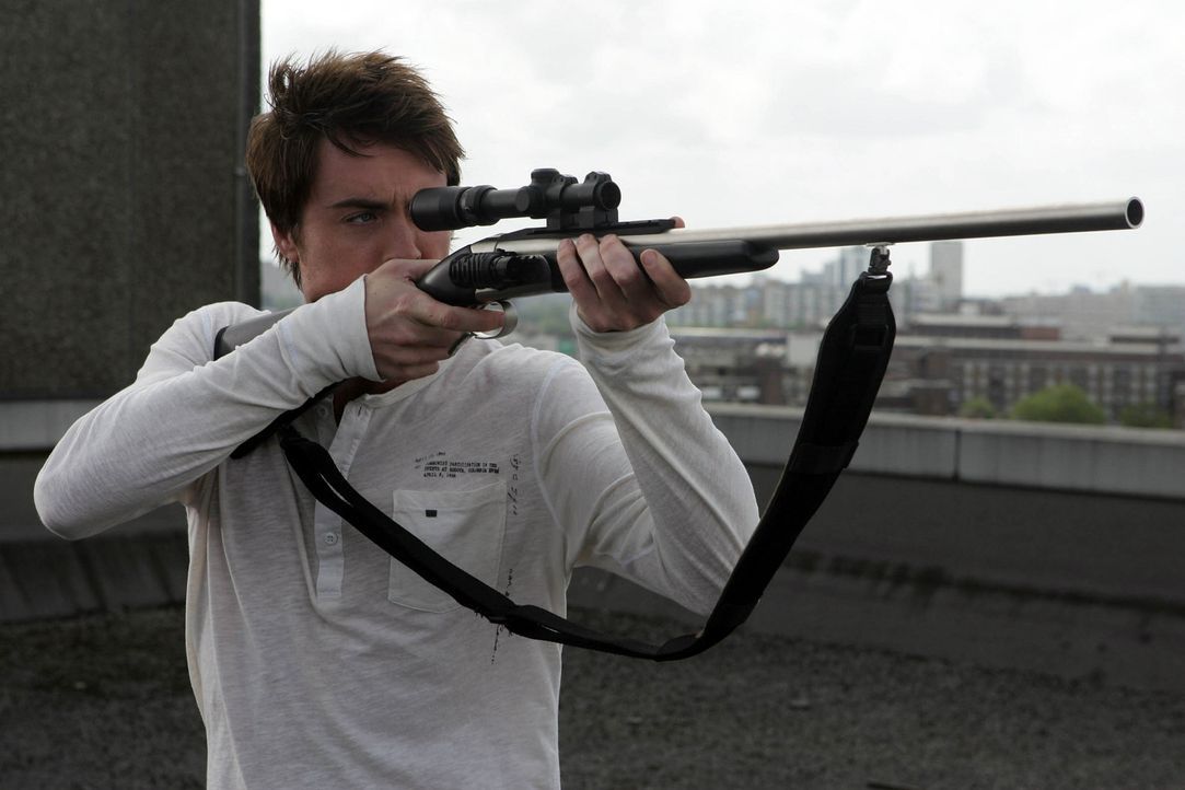 Stephen (James Murray) versucht eine Flugechse zu betäuben, damit sie sie dann töten und untersuchen können ... - Bildquelle: ITV Plc