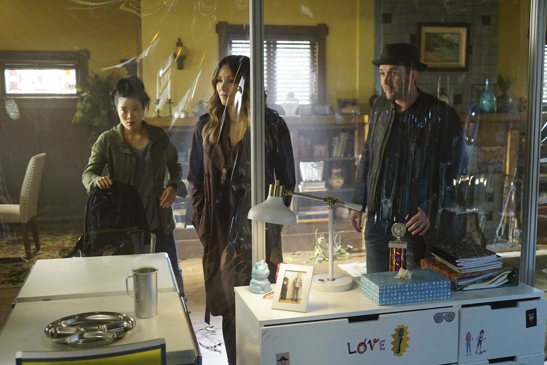 Happy (Jadyn Wong, l.), Paige (Katharine McPhee, M.), Toby (Eddie Kaye Thomas, r.) und der Rest des Teams Scorpion müssen zusammenarbeiten, um das L... - Bildquelle: Sonja Flemming 2016 CBS Broadcasting, Inc. All Rights Reserved.
