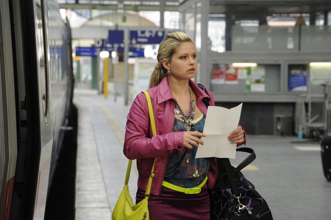 Mia (Josephine Schmidt) wird durch einen Brief von Toni, den sie plötzlich in ihrer Tasche findet, von ihrer Abreise abgebracht. - Bildquelle: SAT.1