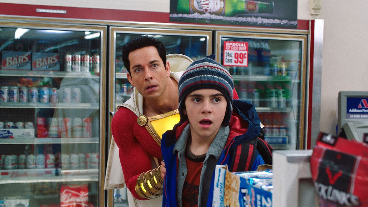 Shazam (Zachary Levi, l.); Freddy Freeman (Jack Dylan Grazer, r.) - Bildquelle: 2019 Warner Bros. Entertainment Inc. SHAZAM! and all related characters and elements are trademarks of and © DC Comics.