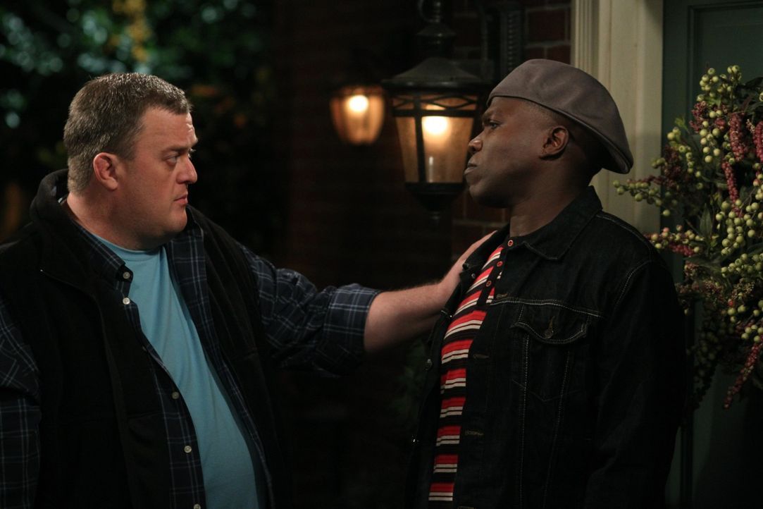 Carl (Reno Wilson, r.) steht Mike (Billy Gardell, l.) bei, Molly zu erobern ... - Bildquelle: 2010 CBS Broadcasting Inc. All Rights Reserved.