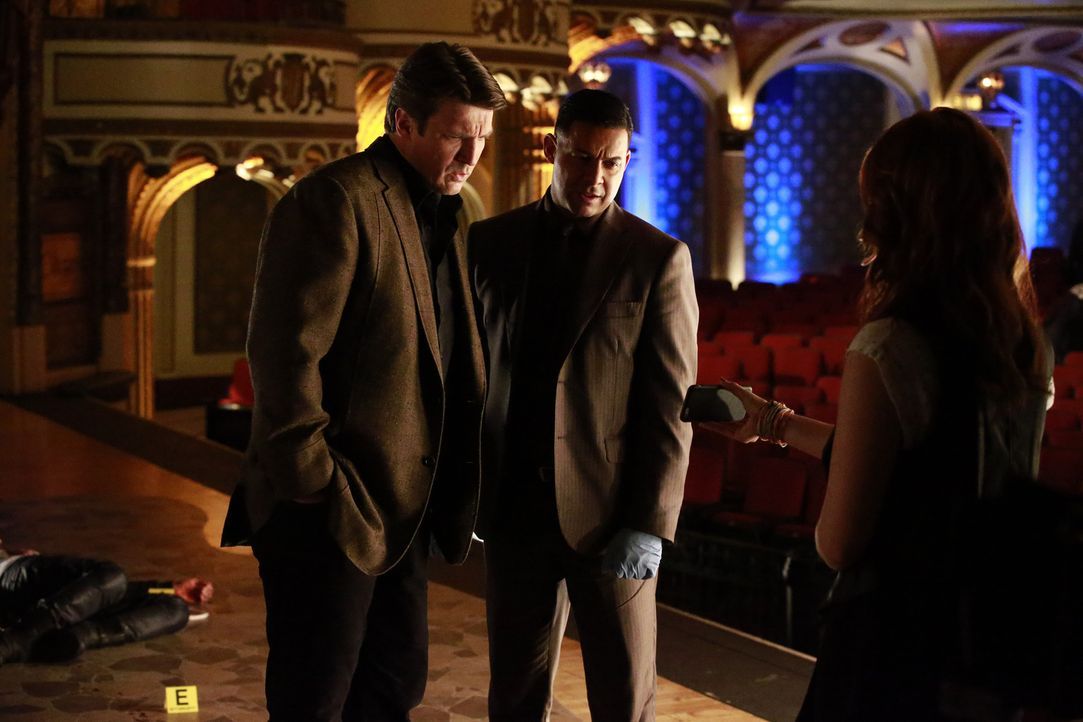 Ihr neuester Fall führt Castle (Nathan Fillion, l.) und Detective Esposito (Jon Huertas, r.) in ein Theater, dessen Star auf mysteriöse Weise ermord... - Bildquelle: Mitch Haaseth 2016 American Broadcasting Companies, Inc. All rights reserved.