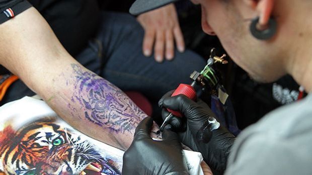 Tattoos könnten tatsächlich Einfluss auf die Abwehrkräfte des Körpers haben.