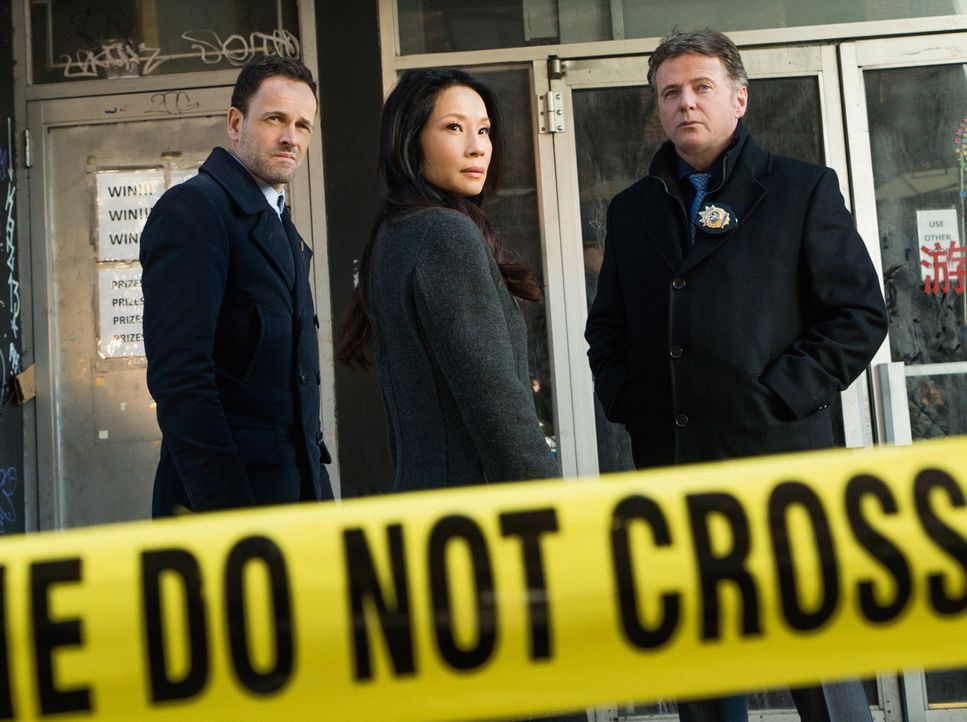 Müssen in Chinatown einen Mordfall aufdecken: Sherlock Holmes (Jonny Lee Miller, l.), Joan Watson (Lucy Liu, M.) und Captain Tommy Gregson (Aidan Qu... - Bildquelle: Michael Parmelee 2016 CBS Broadcasting Inc. All Rights Reserved.