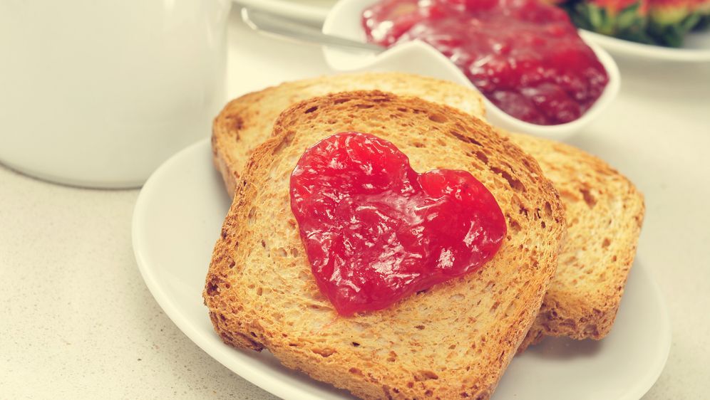 Ideen für den Valentinstag: Frühstück im Bett | SAT.1 Ratgeber