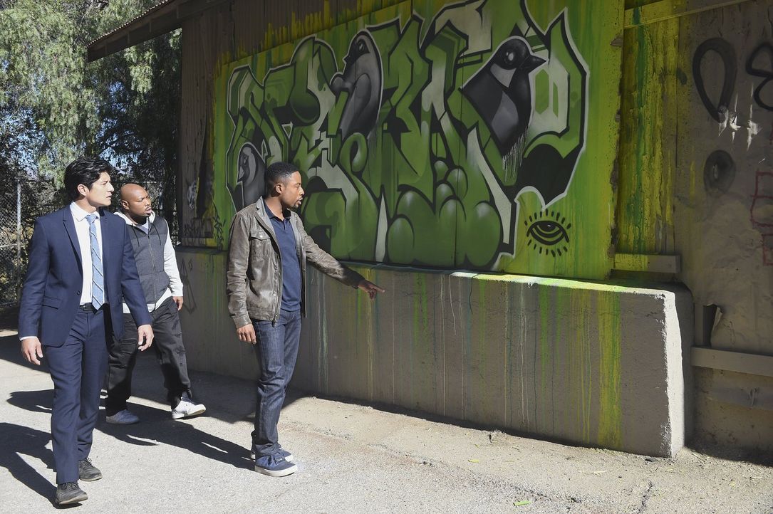 Ein Sprayer beobachtet, wie der Assistent des Bezirksstaatsanwaltes Ginardi von einer Bande Krimineller getötet wird. Die Gangster bemerken ihn und... - Bildquelle: Warner Brothers