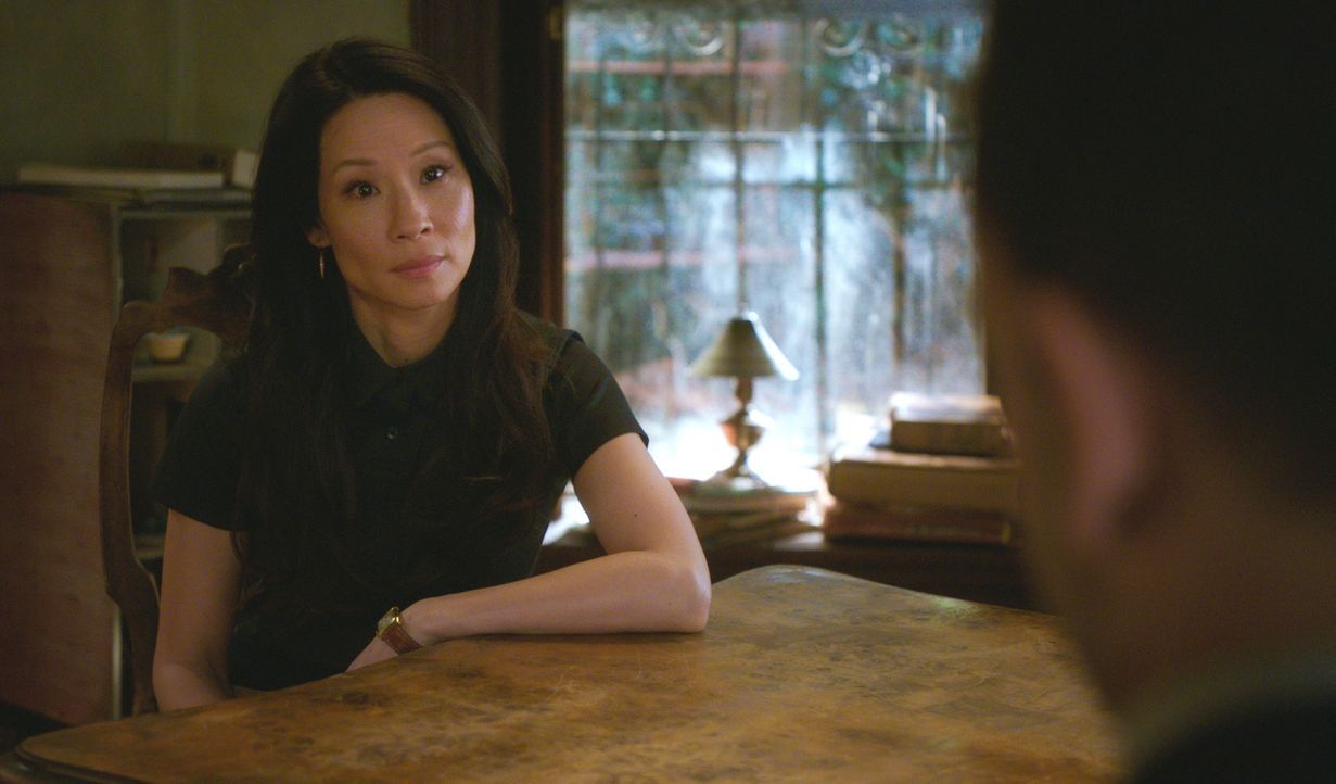 Gemeinsam mit Joan Watson (Lucy Liu, l.) macht sich Sherlock Holmes (Jonny Lee Miller, r.) auf die Suche nach einem Mörder ... - Bildquelle: 2015 CBS Broadcasting Inc. All Rights Reserved.