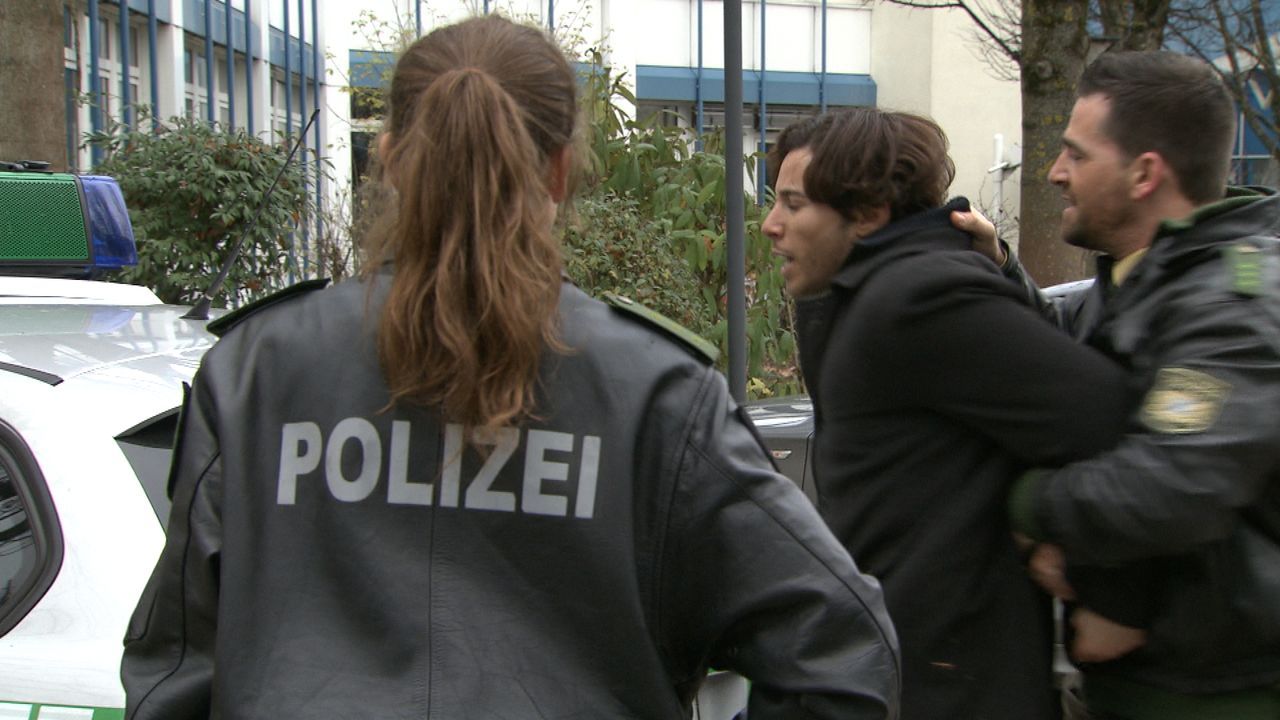 Polizistin_zwischen_den_Fronten2 - Bildquelle: SAT.1