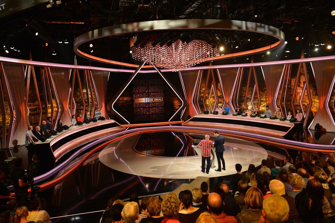 20 Boxen und die Möglichkeit, 250.000 Euro mit nach Hause zu nehmen - für die Kandidaten heißt es "Deal or no Deal"! Doch während Moderator Wayne Ca... - Bildquelle: Willi Weber SAT.1