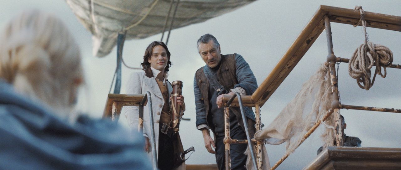 Kurz nachdem sie auf dem Schiff von Captain Shakespeare (Robert De Niro, r.) gelandet sind, verspricht er Tristan (Charlie Cox, l.) und Yvaine (Clai... - Bildquelle: 2006 Paramount Pictures. All Rights Reserved.