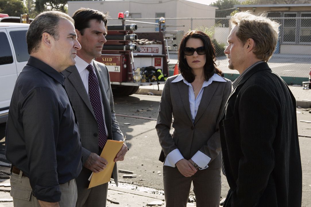 (v.l.n.r.) Jason Gideon (Mandy Patinkin); Aaron Hotchner (Thomas Gibson); Emily Prentiss (Paget Brewster); Evan Abby (Tom Schanley) - Bildquelle: Cliff Lipson 2007 ABC Television Studio. All rights reserved. NO ARCHIVE. NO RESALE./ Cliff Lipson