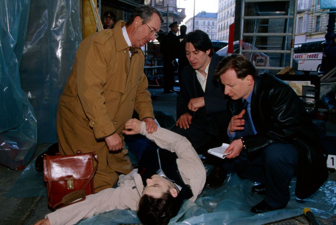Dr. Leo Graf (Gerhard Zemann, l.), Kommissar Moser (Tobias Moretti, M.) und Böck (Heinz Weixelbraun, r.) untersuchen die Leiche von Stefan Dorner (... - Bildquelle: Sat.1