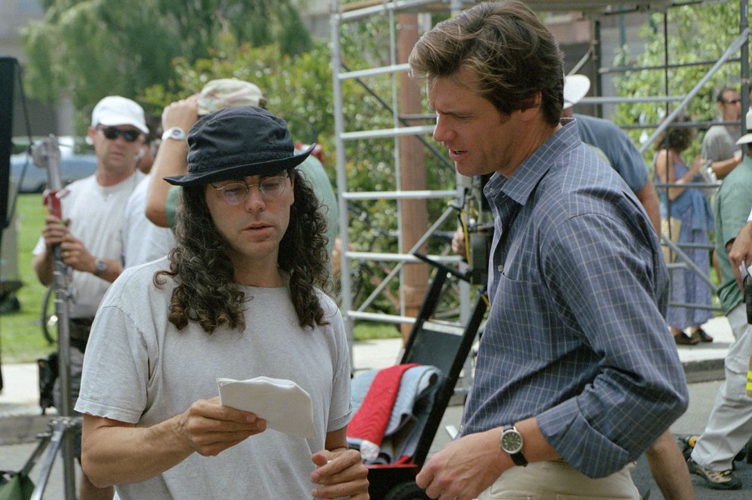 Regisseur Tom Shadyac (l.) mit Jim Carey (r.) während des Drehs zu "Bruce Allmächtig". - Bildquelle: 2003 Universal Studios. All rights reserved