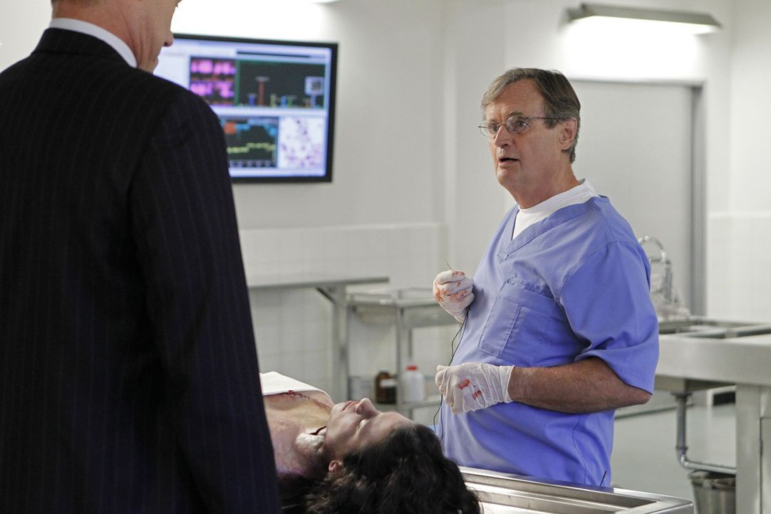 Bei den Ermittlungen: Ducky (David McCallum, r.) und Metro Detective Danny Sportelli (Jack Conley, l.) ... - Bildquelle: CBS Television