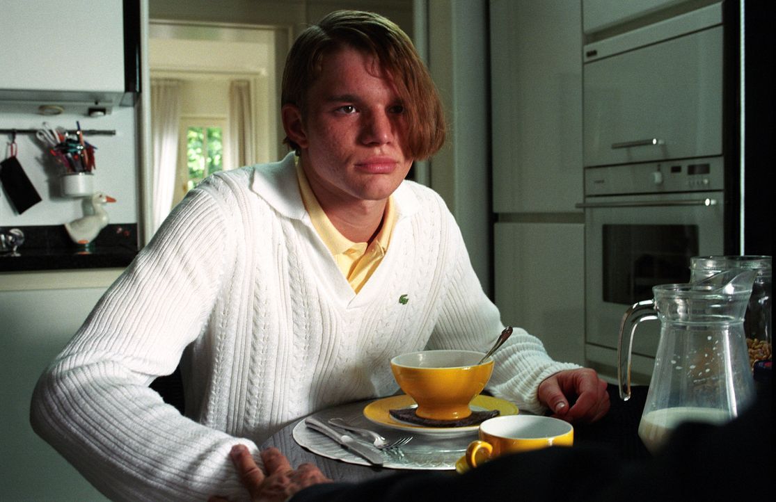 Anfangs hat Ronnie (Tobias Schenke) große Schwierigkeiten sich so zu verhalten wie sein Zwilling Tim. Aber mit der Zeit hat er den Dreh raus und sch... - Bildquelle: Akkord Film Produktion GmbH