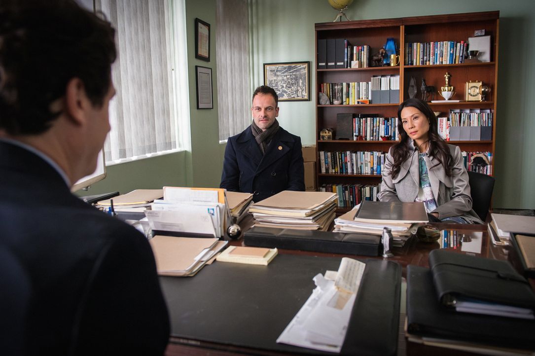 Als Holmes (Jonny Lee Miller, l.) und Watson (Lucy Liu, r.) selbst Ermittlungen aufnehmen, um herauszufinden, welche Verbindung zwischen ihm und der... - Bildquelle: CBS Television